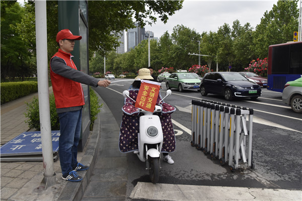 开展文明交通活动   助力文明城市建设——爱游戏(ayx)中国官方网站积极开展“文明交通”志愿服务活动